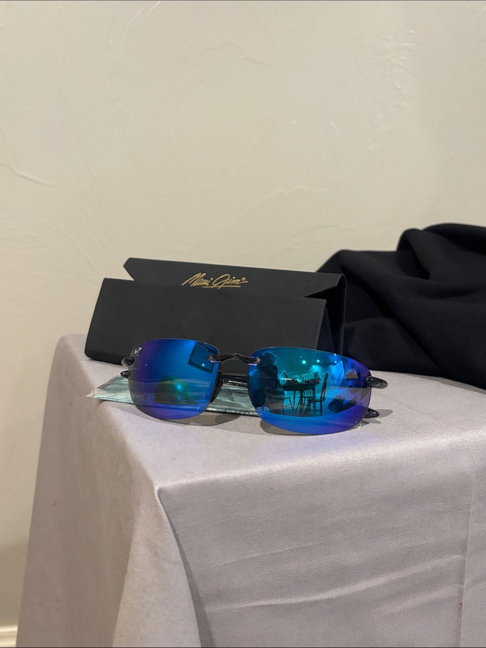 Maui Jim Black Sunglasses Case with Gold Logo
